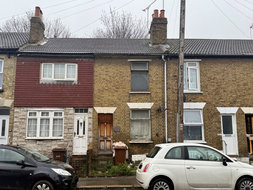 Lot: 68 - MID-TERRACE HOUSE FOR REFURBISHMENT - Mid-terrace house